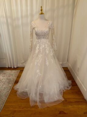 Elegant Long-Sleeve Lace A-Line Wedding Dress in White